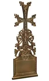 Памятник с плетёным крестом и доской в рамке