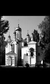 Гравировка на памятник с белой церковью и крыльцом