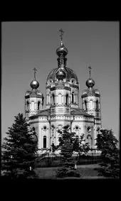Гравировка на памятник с церковью и елями
