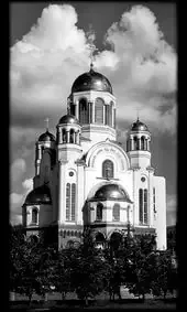 Гравировка на памятник с белым храмом и колокольнями