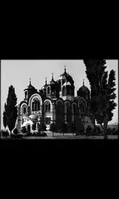 Гравировка на памятник с церковью между деревьями