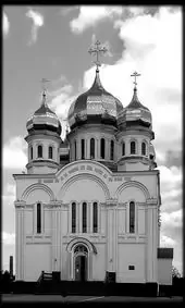 Гравировка на памятник с белым храмом и надписью