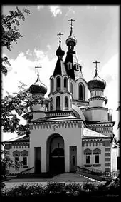Гравировка на памятник с церковью и лестницей