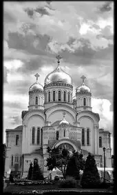 Гравировка на памятник с храмом и клумбой