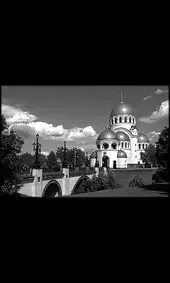 Гравировка на памятник с храмом и мостом