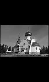 Гравировка на памятник с округлой часовней