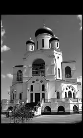 Гравировка на памятник с храмом и колоколами в арке